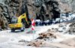 Şebinkarahisar'da Dere Taştı,Yol ulaşıma Kapandı
